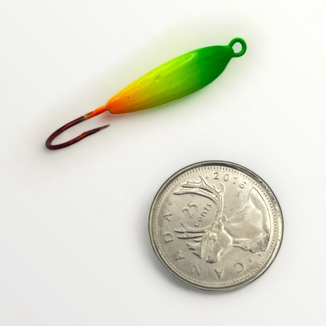 Comparaison de taille entre un 25 cents canadien et la ICE TEARS JIG couleur SUNSET.