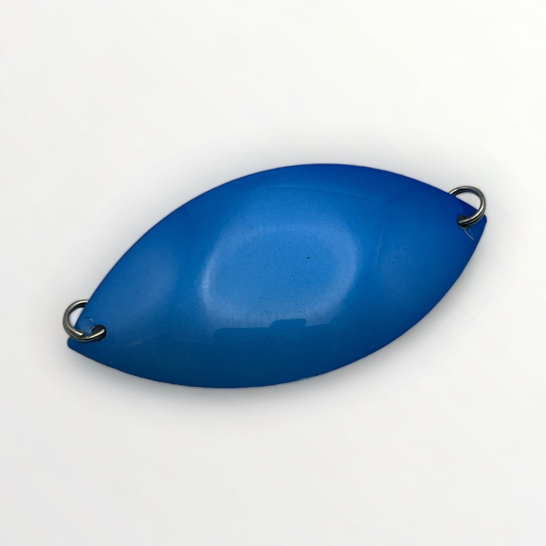Une cuillère Amazing Spoon de couleur bleue de 3 pouces vue de face.